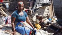 Lucia devant les restes de sa maison, détruite par le cyclone Idai 