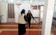 Raja faisant des exercices pour apprendre à marcher avec une prothèse