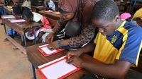 Un enfant aveugle dans une école en Afrique