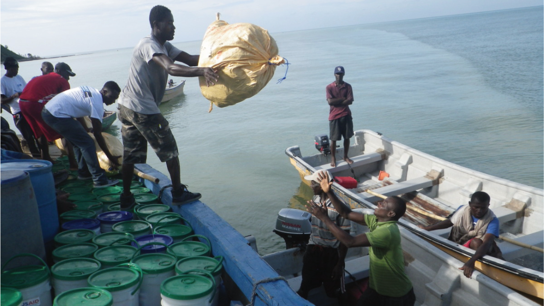 Handicap International et Atlas Logistic coordonnent l'approvisionnement en produits de première nécessité du port des Cayes (sud d'Haïti) au département de Tiburon, Octobre 2016.