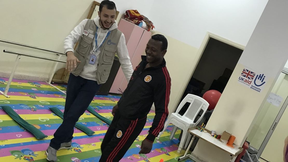 Amer fait ses exercices avec le kiné HI