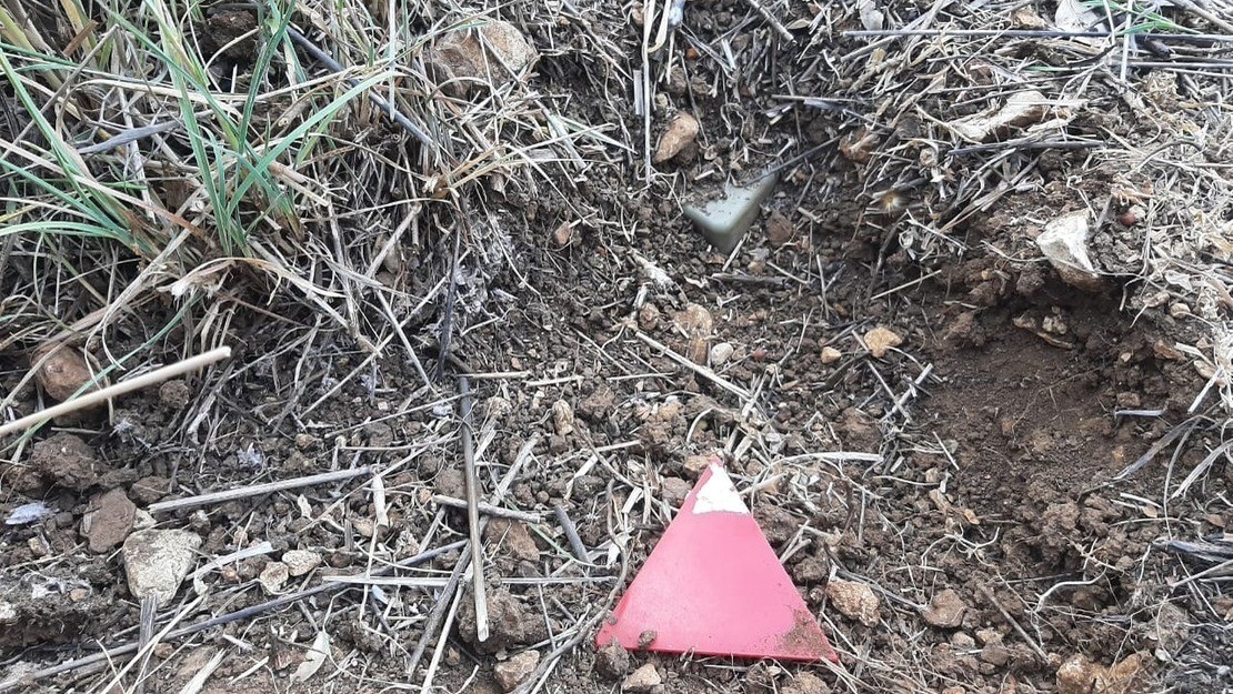 Mine antipersonnel israélienne trouvée et marquée par un triangle rouge par l’équipe de déminage HI dans le village de Btater dans le district d’Aley au Liban. 