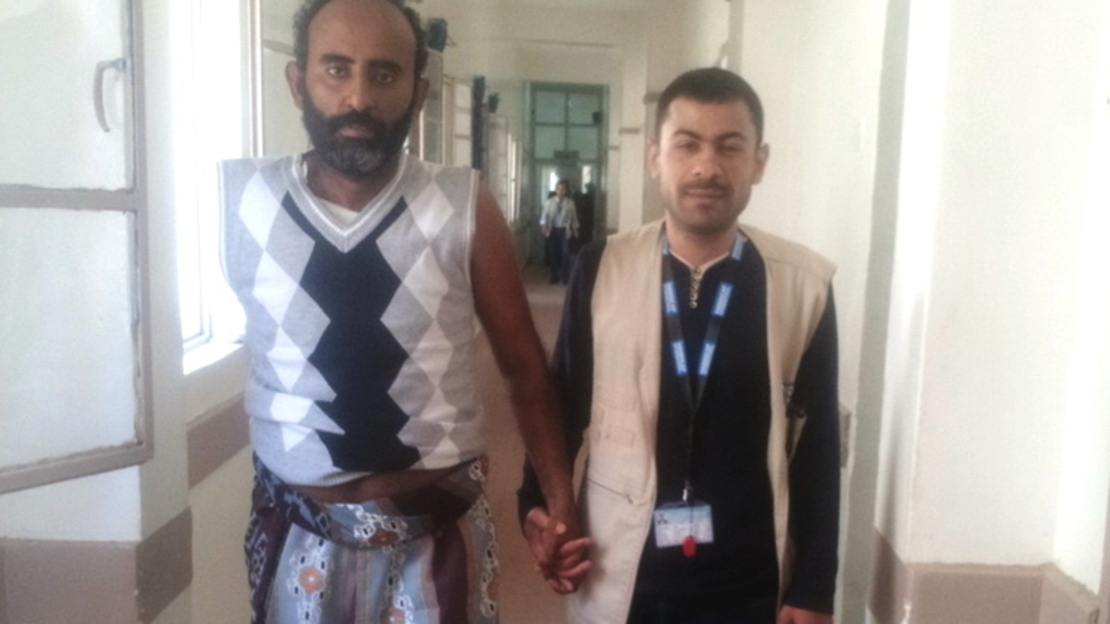 Abdulrahmam avec le kinésithérapeute de HI, Ahmed 