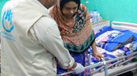 Après son amputation, Assouan Mohammed Saleh s’entraine avec un kinésithérapeute de HI à l’utilisation d’une déambulateur pour pouvoir ensuite utiliser des béquilles. 