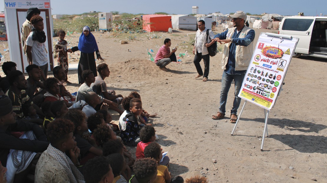 Des animateurs de Handicap International sensibilisent des civils, dont des enfants, aux risques liés aux restes explosifs de guerre comme les sous-munitions, à l'aide de visuels pédagogiques simples et explicites.