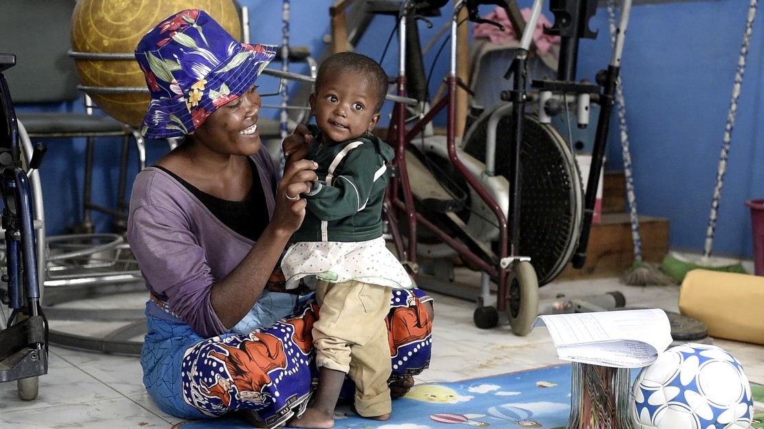 À Madagascar, Sosiany et sa maman jouent ensemble avant sa séance de thérapie de stimulation.