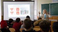 Dans une classe en Ukraine, séance d'éducation des enfants aux dangers des engins explosifs