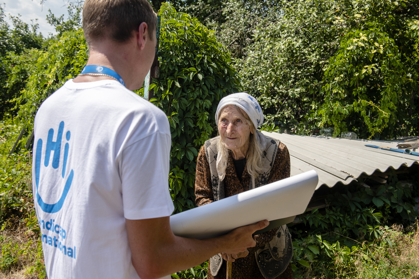 Une femme observe des dessins avec des enfants