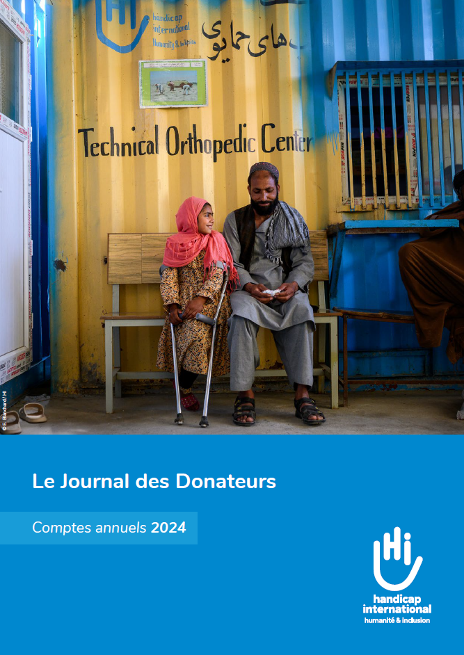 Couverture du journal des donateurs 2023 montrant un jeune garçon se tenant debout avec une prothèse