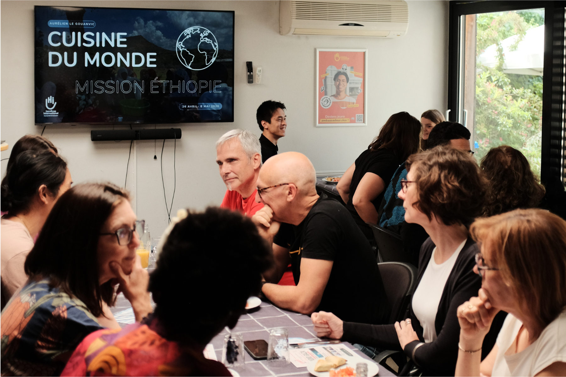 Personnes en train de manger pour la cuisine du Monde de 2026 sur l'Éthiopie