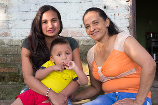 Angie avec sa mère, Olga Maria Castillas, et son neveu