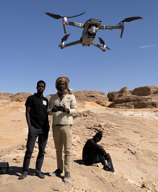Utilisation d'un drone au Tchad par Handicap International pour repérer des engins explosifs enfouis dans le sol © John Fardoulis / HI