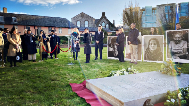 Cérémonie officielle du Monument au Civil Inconnu dans les jardins du château de Dublin, le 18 novembre 2022, avant l'adoption de la Déclaration internationale contre les bombardements de civils. © G. Lordet / HI