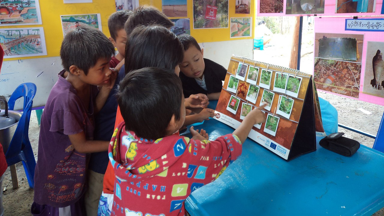 Handicap International organise des séances d'éducation aux risques liés aux mines antipersonnel auprès des réfugiés birmans de la frontière thaïlandaise. Ici dans une école.
