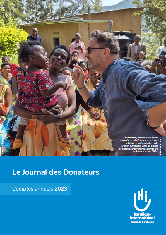 Couverture du journal des donateurs 2023 montrant un jeune garçon se tenant debout avec une prothèse