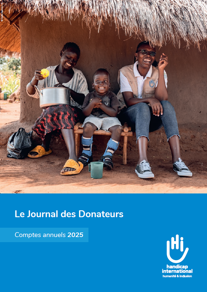 Couverture du journal des donateurs 2023 montrant un jeune garçon se tenant debout avec une prothèse