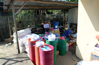 Préparation des kits d’urgence par les équipes de HI après le passage du cyclone Batsirai. Toamasina, Madagascar. 2022. © HI