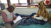 Blessée à une jambe après un bombardement, cette jeune femme a été prise en charge par Handicap International qui lui a donné une aide à la mobilité (déambulateur) et offert des séances de soutien psychosocial