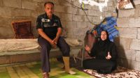 Hamed et sa femme, assis dans leur logement de fortune, à  Kirkouk.  