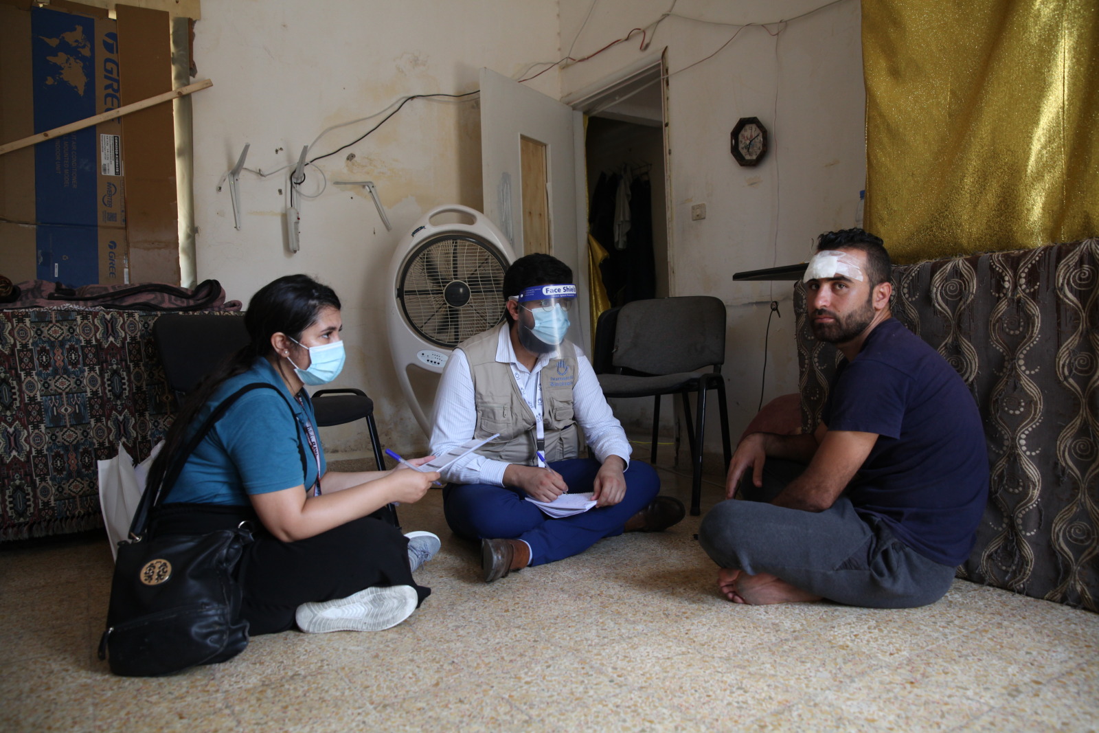 Rasha et Raymond, de l'équipe de premiers secours psychosociaux, interrogent un homme blessé à son domicile à Beyrouth 