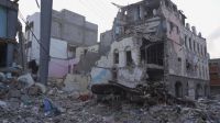 Forte destruction à Aden, dans le sud du Yémen. La guerre au Yémen, qui dure depuis 7 ans, a provoqué la plus grande crise humanitaire au monde. Le niveau de destruction des infrastructures par les bombardements et les tirs massifs dans les zones peuplées, ainsi que la contamination par les engins explosifs sont des défis énormes à relever.
