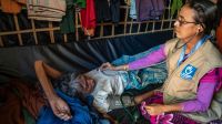 Furkan Ahmed, 70 ans, est examiné par une infirmière de HI au camp de réfugiés d'Ukhiya à Cox's Bazar au Bangladesh