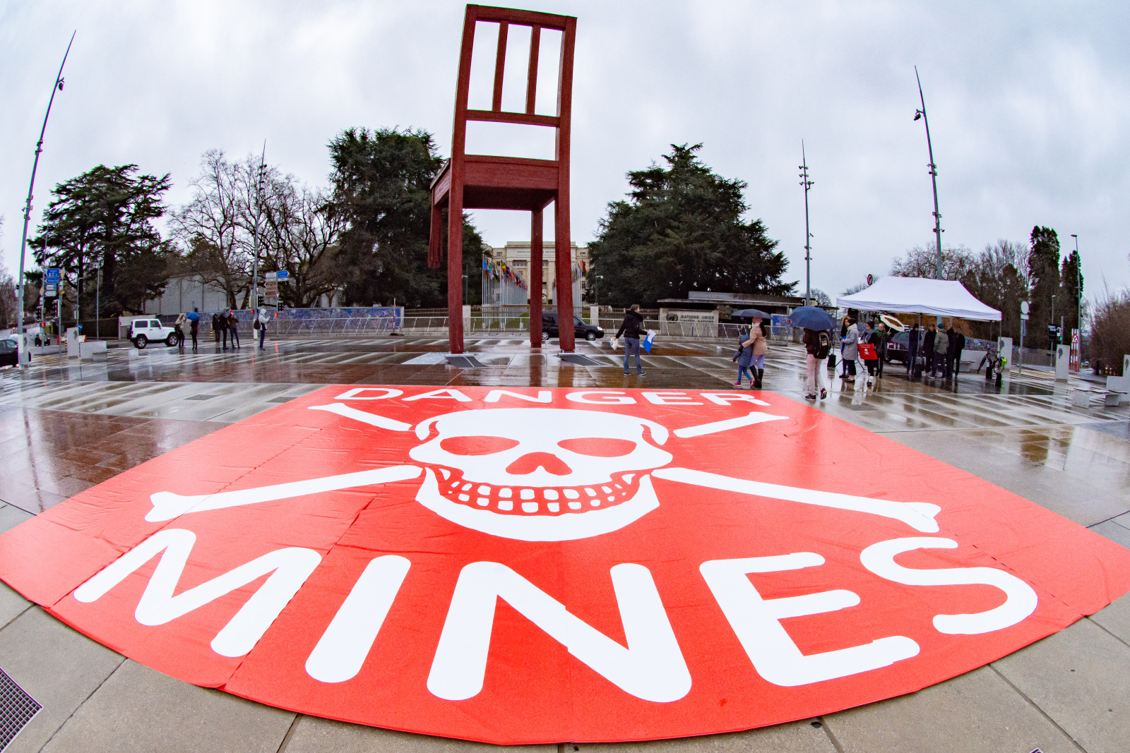 Le 13 février à Genève, action de protestation contre la décision de l'administration Trump, place des Nations unies