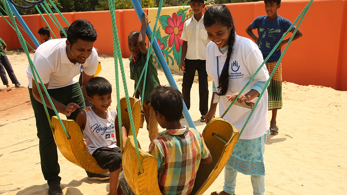 Après l'ouverture officielle, les enfants de Teknaf  jouent sur le nouveau terrain de jeu inclusif, construit par le projet Growing Together de HI, financé par la Fondation Ikea.