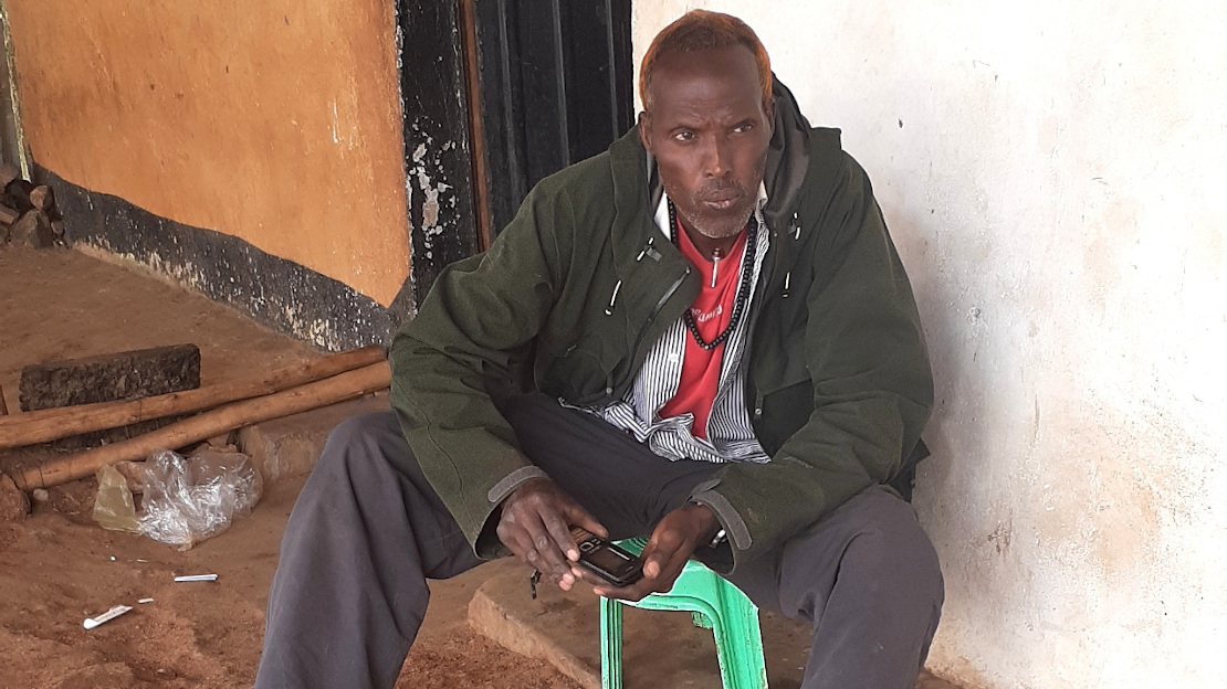 Mohamed réparant un téléphone mobile