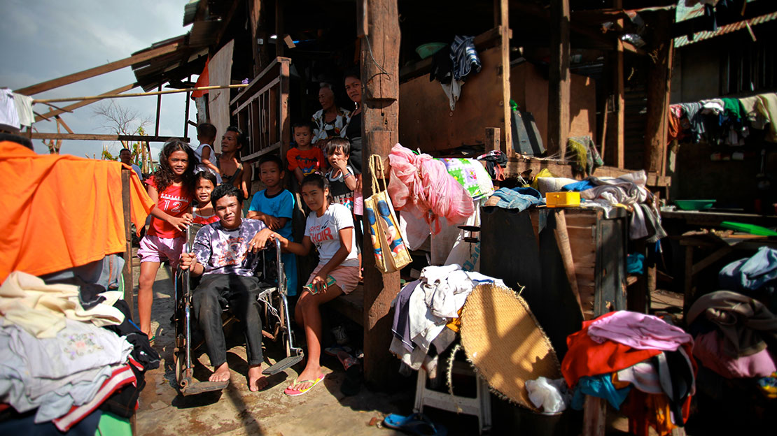 Mark-Kevin, 17 ans, souffre d'incapacité motrice cérébrale. Lorsque le typhon Haiyan est arrivé sur son village, il a été évacué par ses voisins vers le bâtiment de la mairie.