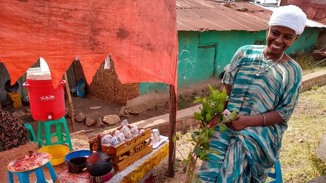 Cette jeune femme prépare et vend du thé et du café sur une route fréquentée à Bombass, dans la Région de Somalie éthiopienne où HI intervient auprès des populations vulnérables. 