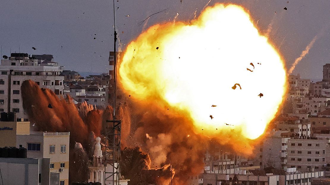 Nuages de fumée après une frappe aérienne sur la ville de Gaza.
