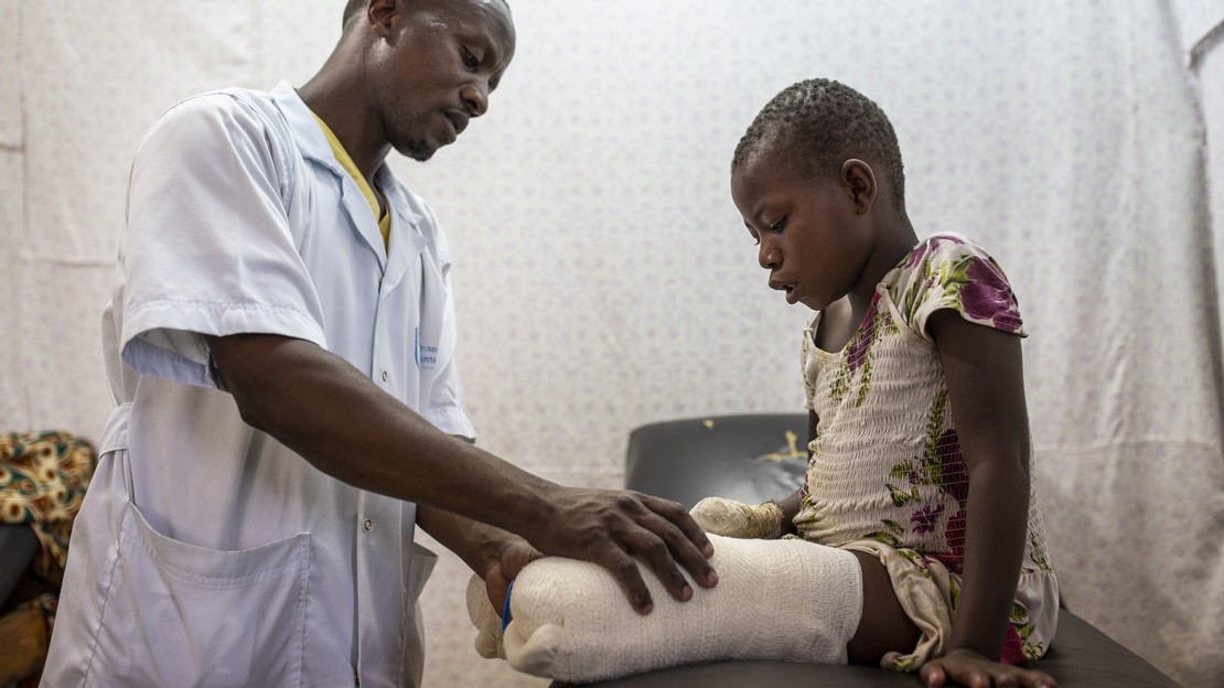 Séance de soutien psychosocial pour enfants victimes de conflits à Rutshuru, au Nord Kivu, avec HI