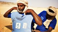 Démineurs de Handicap International au Tchad en train de s'équiper