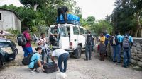 Les équipes de HI et leurs partenaires installent l'une des unités mobiles en Haïti 