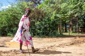 Achol a reçu une balle dans la jambe au Sud-Soudan en 2009. Elle est arrivée dans le camp de réfugiés de Kakuma au Kenya en 2014. 