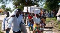 Des familles rentrent chez elles après une distribution de kits à Nhangau, Province de Sofala au Mozambique - 30 mai 2019