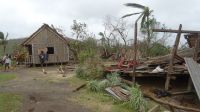 A Madagascar, après le passage du cyclone Enawo en 2017: une habitation traditionnelle au premier plan, et derrière, une maison conçue pour résister aux vents