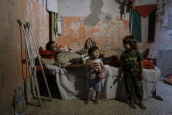 Mohammed et ses deux enfants chez eux à Gaza. Juin 2018	