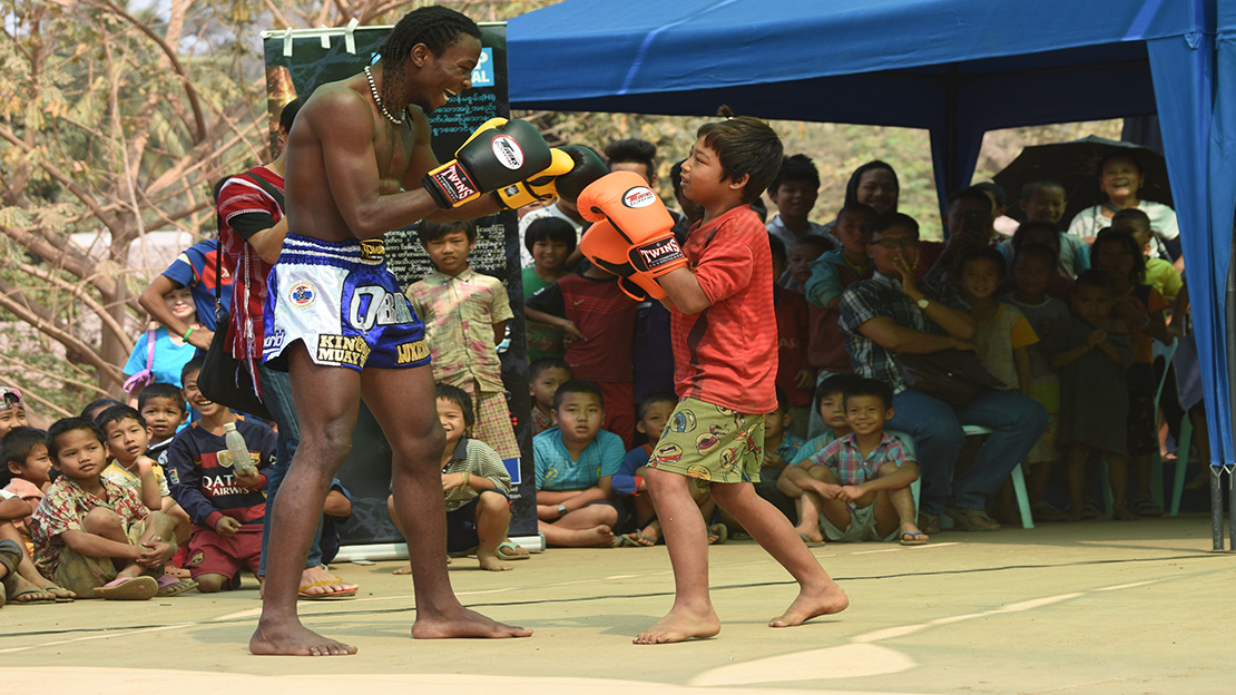 Prince à la rencontre des enfants réfugiés en Thaïlande