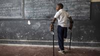 Philémon (11 ans) a été amputé suite à un accident de voiture qui a eu lieu près de sa maison, à Goma, au Nord Kivu. Sur cette photo, on peut voir Philémon à l'école. Parmi plus de 1000 élèves, il est le seul enfant avec handicap.