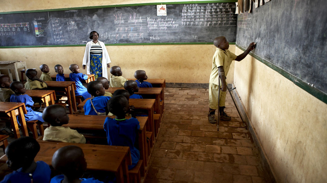 Claude Morakazi dans sa classe à l’école primaire de Kabgayi (école inclusive), District de Muhanga District, Rwanda