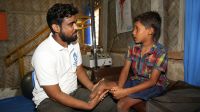 Atteint d'une malformation congénitale, Saiful a perdu sa jambe droite à deux ans. Avec le soutien de HI, il a reçu une prothèse, marche et va à l'école.