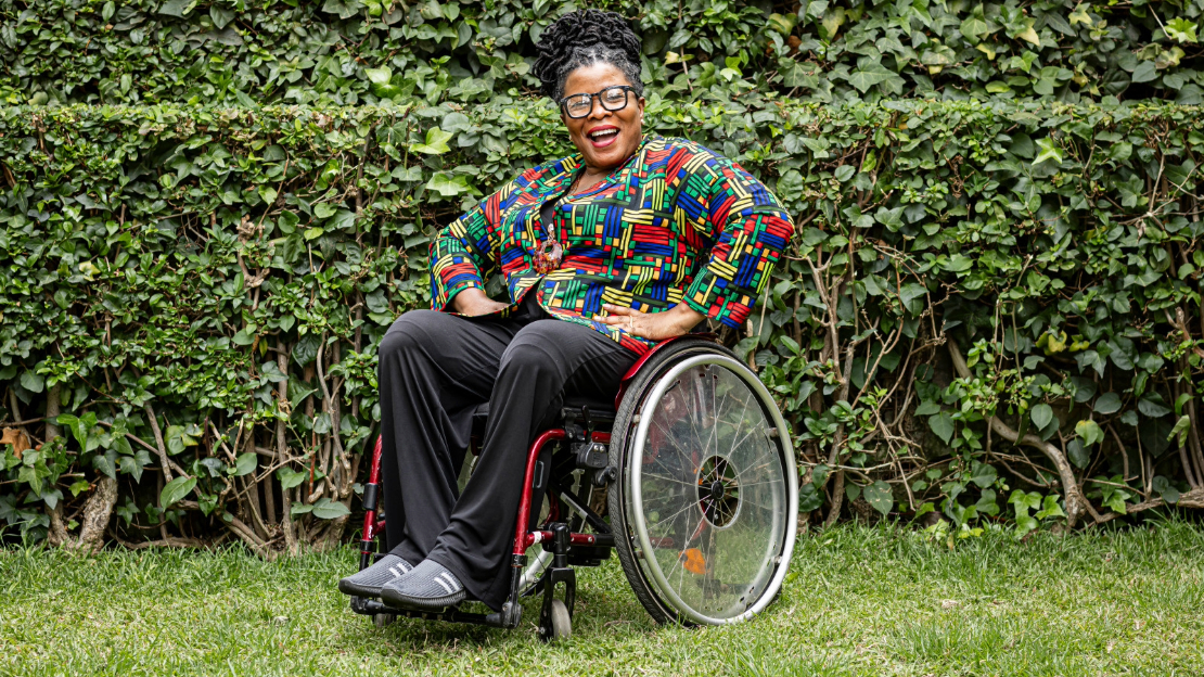 Une femme en fauteuil roulant