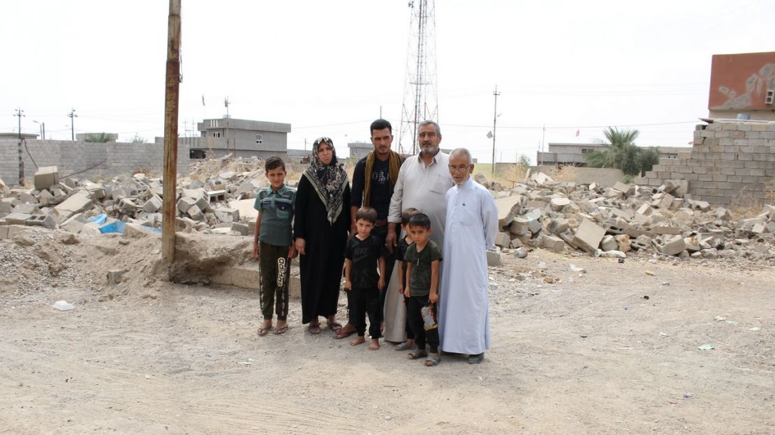 En Irak, dans les environs de Kirkouk sur la ligne de front, le petit village de Bachir a connu d'importantes destructions et est aujourd'hui contaminé par les restes explosifs de guerre. Ici Ahmed Jaafar Ibrahim et sa famille devant la maison détruite de leur cousin.