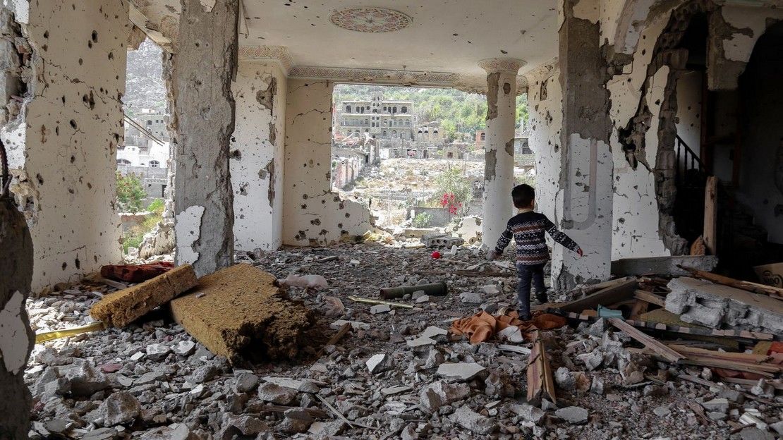 Un jeune Yéménite marche dans les décombres d'un bâtiment détruit lors d'une frappe aérienne dans la ville de Taez, dans le sud du pays - mars 2018
