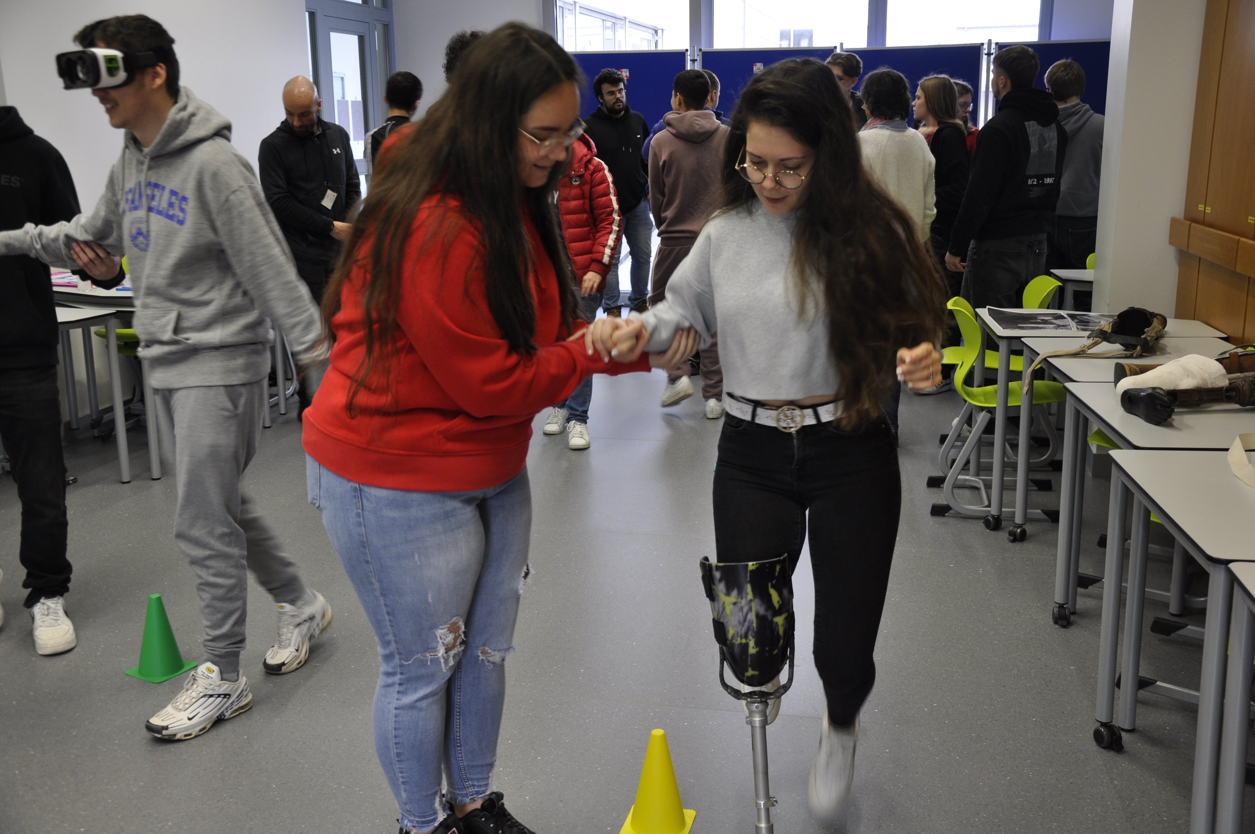 Deux jeunes filles essayant une prothèse de jambe