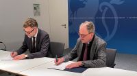Franz Fayot, ministre de la Coopération et de l’Action humanitaire (à g.), et Pierre Delandmeter, président de Handicap International Luxembourg, signant l’accord-cadre de développement au siège du ministère des Affaires étrangères et européennes, le 2 février.