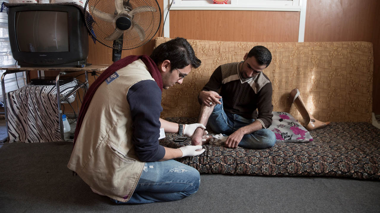 Camp de Zaatari (Jordanie). Ahmad a 24 ans et est originaire de Deraa, en Syrie. En 2013, alors qu’il fuyait sa ville bombardée, il a marché sur une mine et a perdu son pied droit. 