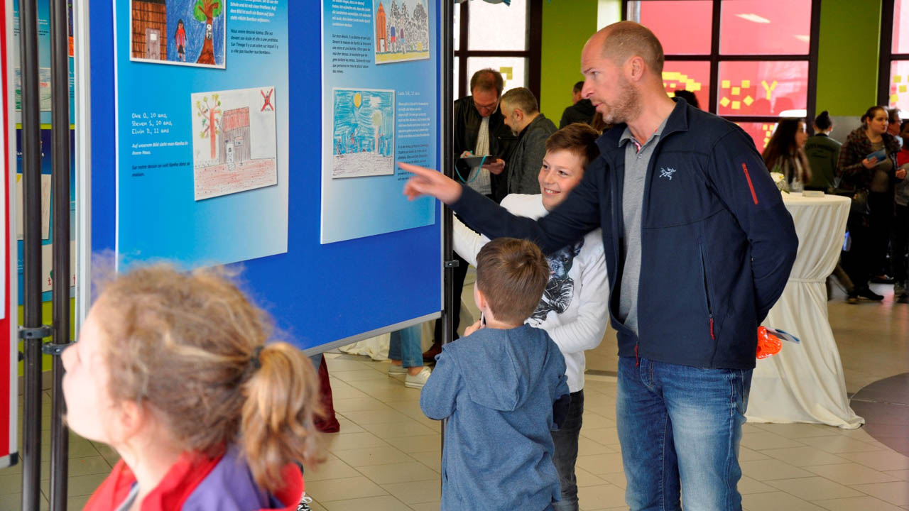 Vernissage du projet « Regards d’enfants – un dessin contre les bombes » à l’école fondamentale d’Ettelbruck.